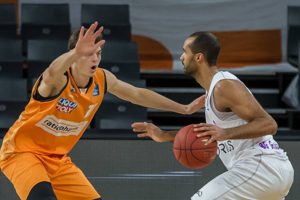 驾驭马匹的 驾驭马匹的